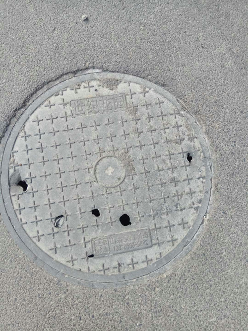  井盖市场里的“道道”